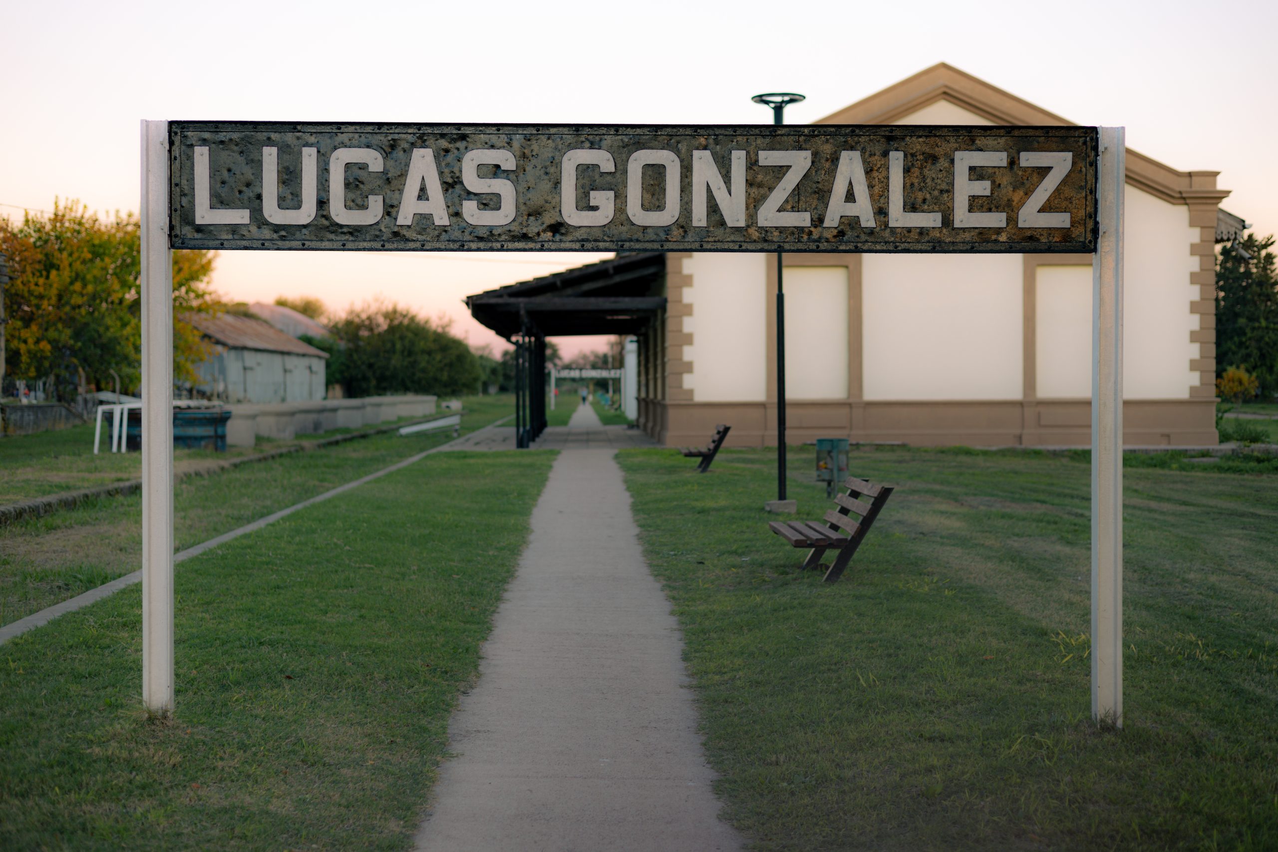 Estación de ferrocarril Lucas González